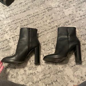 Black Vince heeled booties🖤